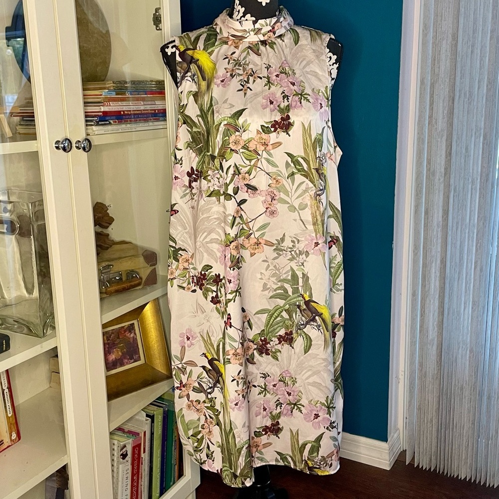 NWT H&M Sleeveless Floral Dress with Tie Closure​